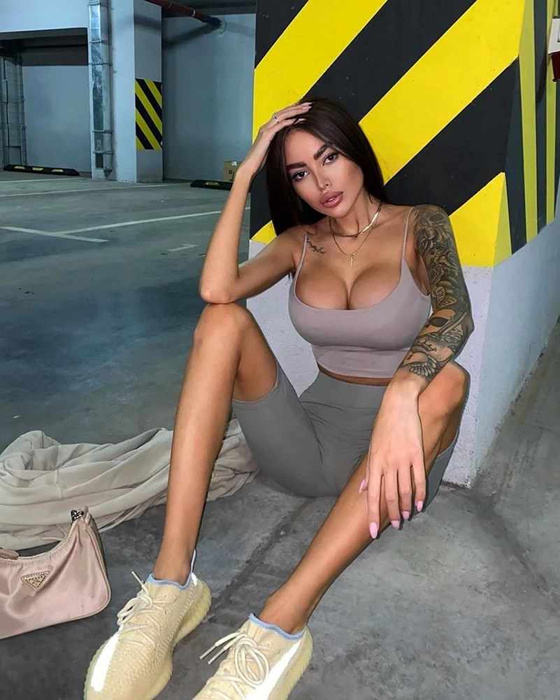 Alena Omovich  Pack