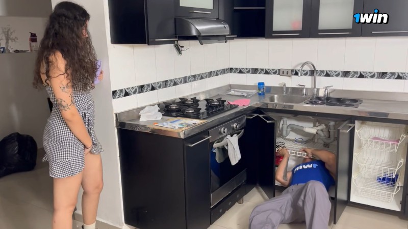 Старая добрая тема про сантехника и выбитый глаз / Tired girl gets hots at the sight of the plumber and gives him her straight pussy to fill him with fuck