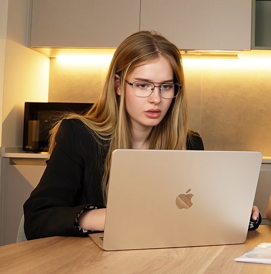 Cumatozz - Secretary Made A Mistake And Got Fucked On Her First Day At Work