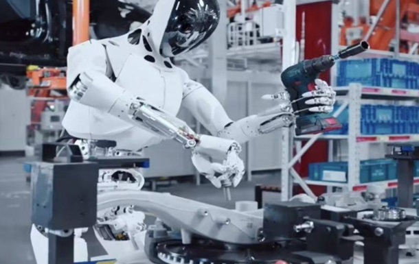 Xpeng представила гуманоїдного робота, который работает на её производстве