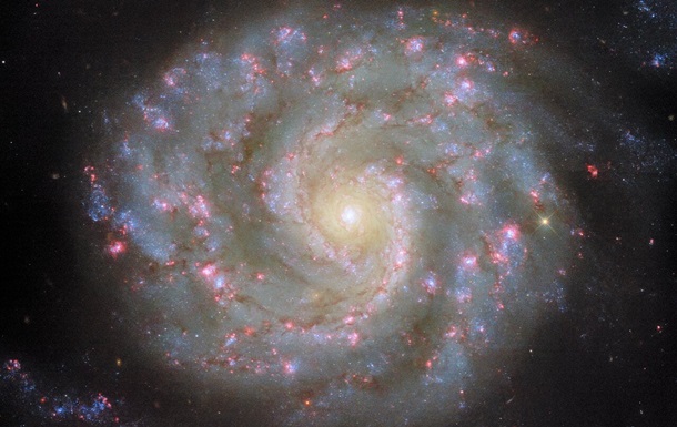 Телескоп Хаббл сделал впечатляющее фото далекой галактики