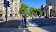 На перекрестке Крещатика и Прорезной обустроили новый наземный регулируемый пешеходный переход