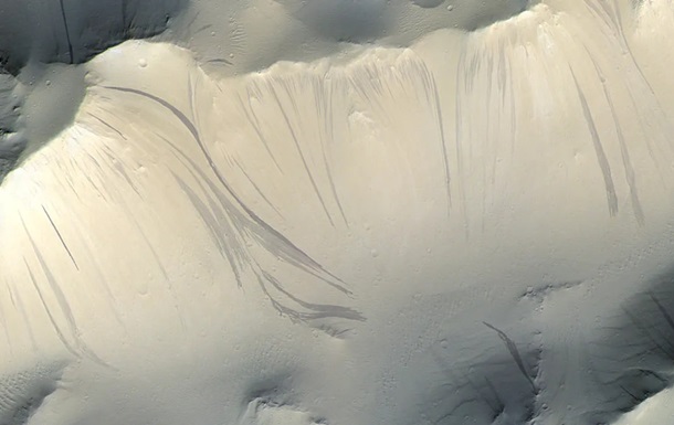 На Марсе не нашли воду: темные полосы оказались пылью