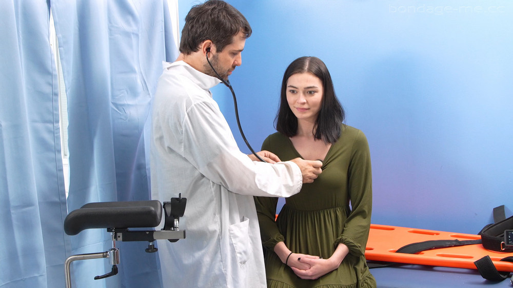 Rosie Lynn embarrassed at the gynecologist / Rosie Lynn смущается у гинеколога
