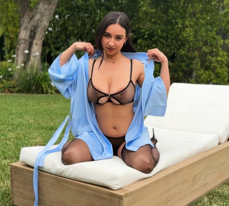 Hailey Rose - Had A Squirting Orgasm In The Backyard