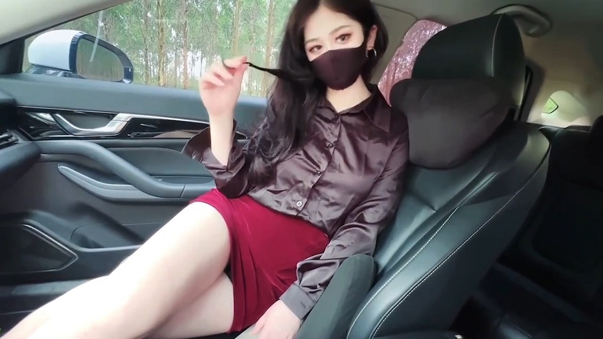 Meng Zaier - Outdoor Car Sex with a Cold Female Boss Opens the Car Door and Gets Fucked.