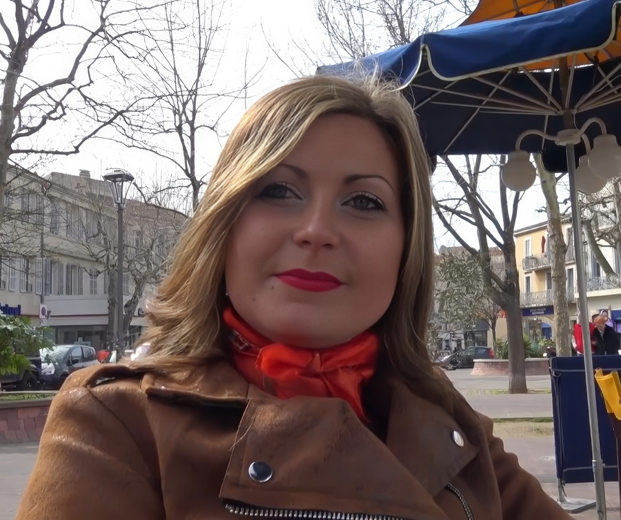 Andrea French Woman With Red Lips Pickup And Fuck
