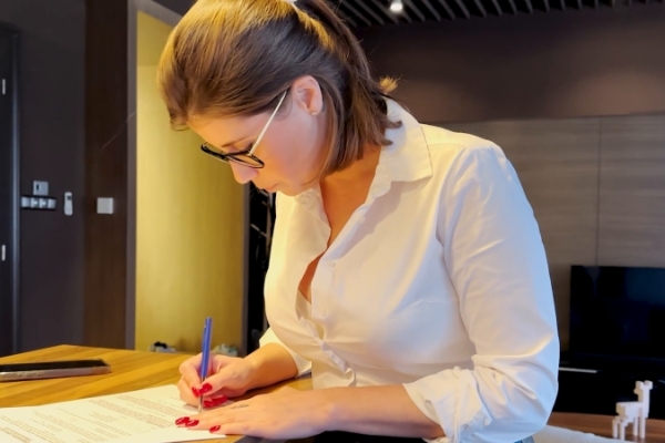 Lady Lyne - Horny Secretary
