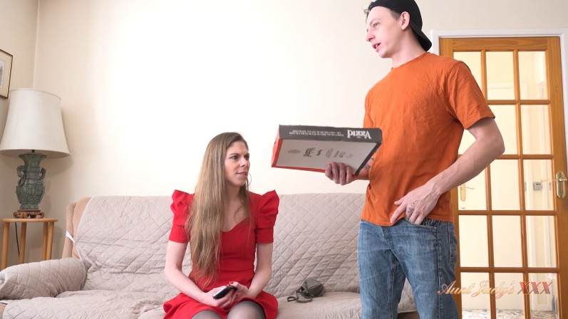 Alice Maze - Alice Maze Can t Pay the Pizza Boy in Cash, But...