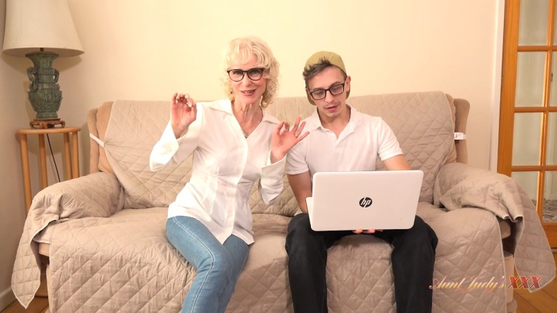 Dee Lite  - Dee Lite Calls in Tech Support and Offers Alternative Payment Solution