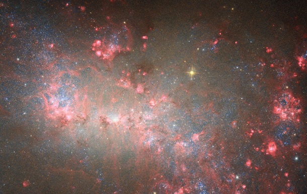 Хаббл показал галактику, где массово рождаются звезды