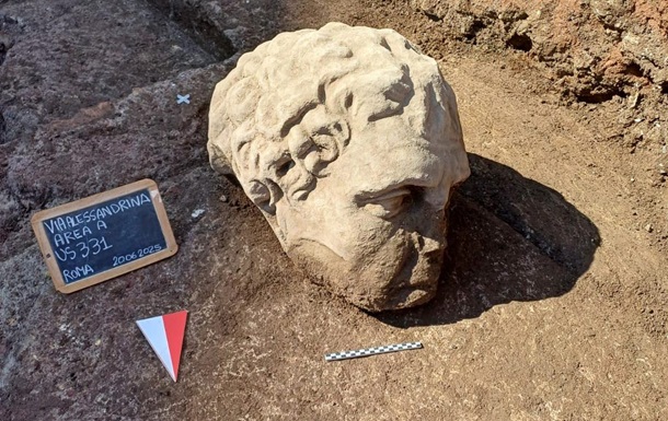 В Риме под площадью Форума Траяна нашли гигантскую мраморную голову