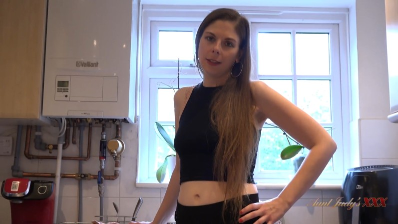 Alice Maze - Alice Masturbates and Gives You A Blowjob in the Kitchen POV