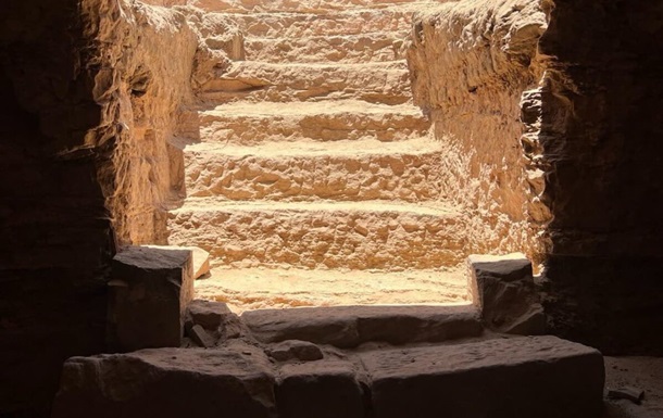 В Египте нашли гробницу с украшенным двухметровым саркофагом