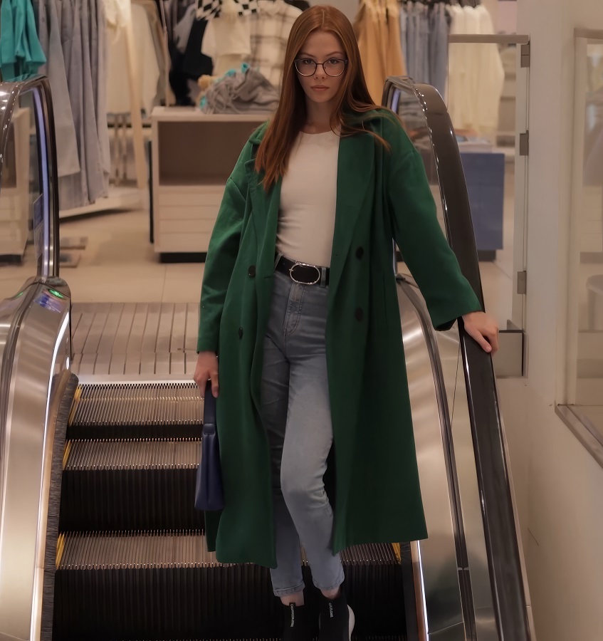 Arina Fox - Blowjob In Lustful Fitting Room