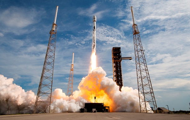 SpaceX запустила в космос два спутника связи