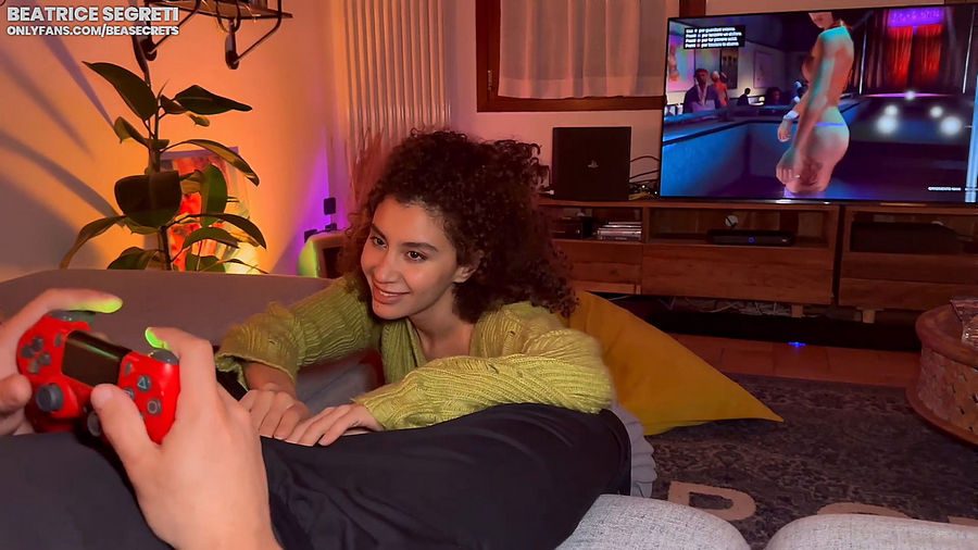 RAGAZZA FA UN POMPINO MENTRE LUI GIOCA ALLA PLAYSTATION E VIENE SCOPATA FORTISSIMO Beatrice Segreti (Onlyfans) FullHD 1080p