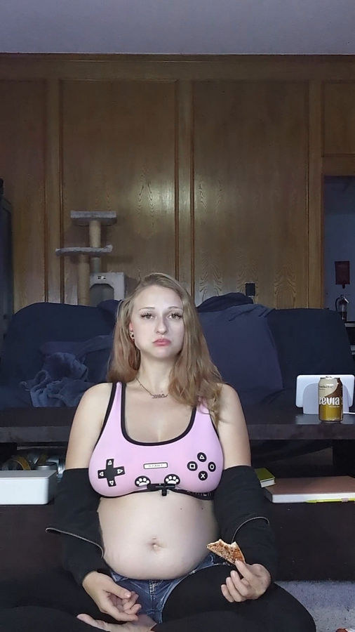 22 Weeks Pregnant Eats Whole Pizza And a Burger Rose Spades (Onlyfans) SD 1920p