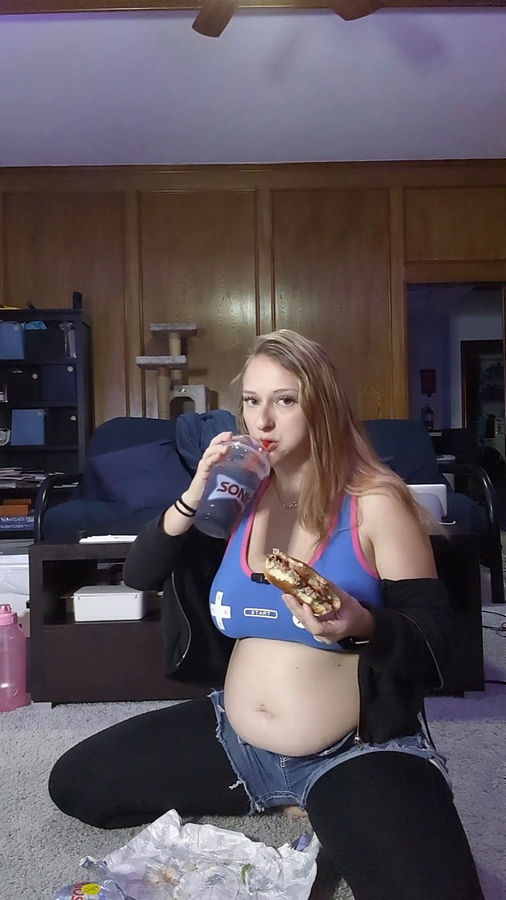 22 Weeks Pregnant Eating 3 Burgers Rose Spades (Onlyfans) SD 1920p