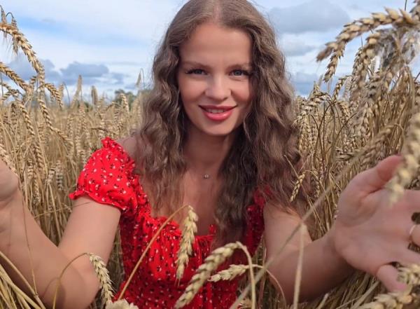 Sex In A Wheat Field  (FullHD)