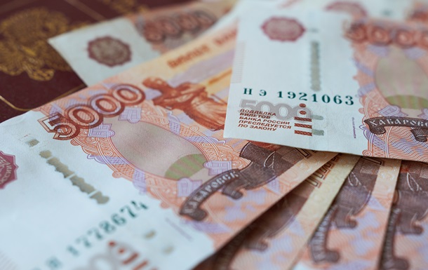 Россияне снимают миллиарды наличными из банков из-за перебоев с интернетом