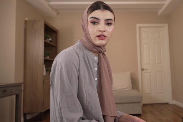 Julia James - Hijab Princess Learns How to Suck Dick