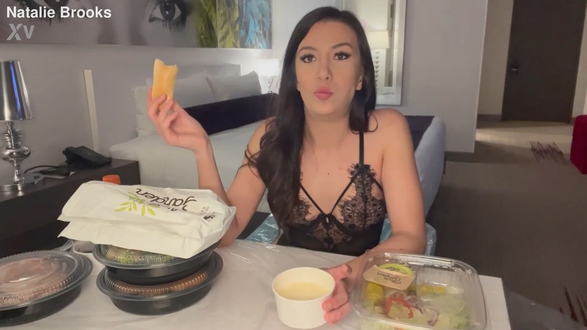 Natalie Brooks  Mukbang before puking 1
