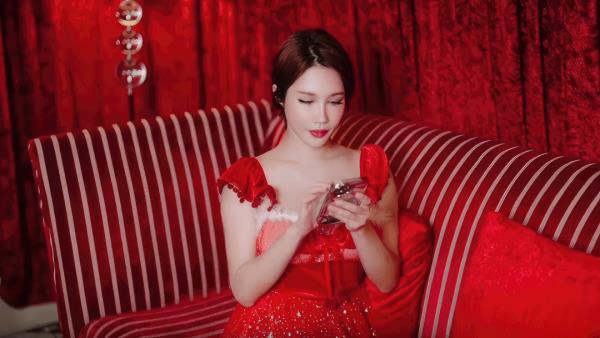 Yui Xin - 3 Christmas Sex Slaves Lifted My Quilt and Climbed onto My Bed. [HD 720p]