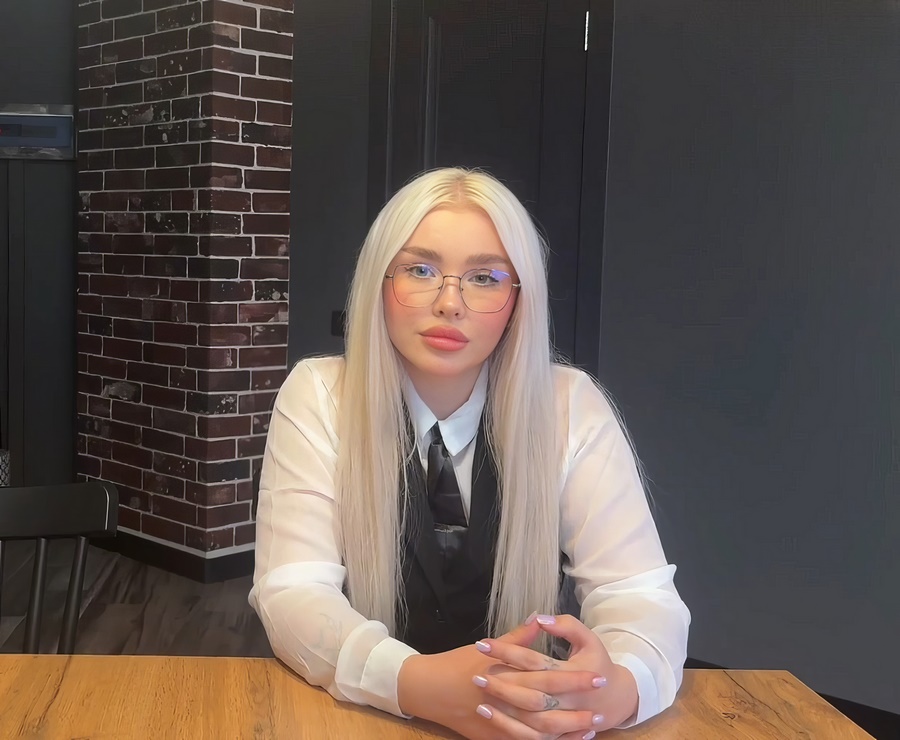 Blondessa Blonde Fucks To Keep Her Job