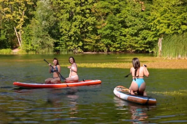 Amelia Ost, Dakota Doll & Sumiko Smile - Three girls, one SUP