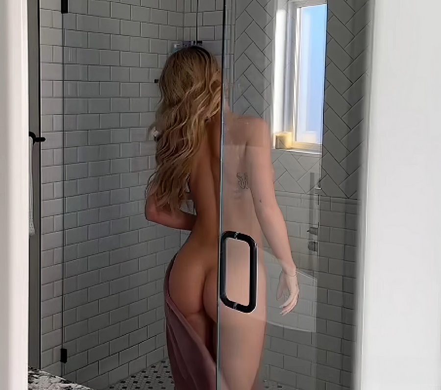 Autumn Ren - Sneaky Shower Fuck (FullHD/490 MB)