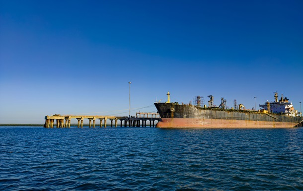 Индийские НПЗ запросили новые скидки на российскую нефть - СМИ