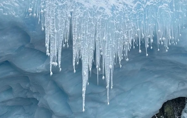 Украинские полярники показали удивительные сосульки в Антарктиде