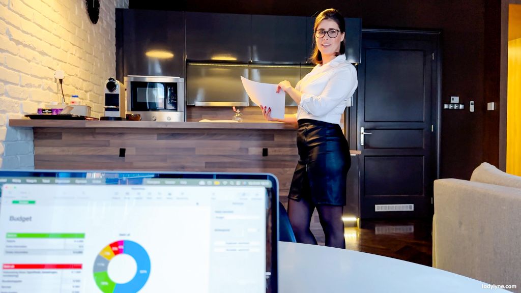 2025-06-04 Lady Lyne - Horny secretary