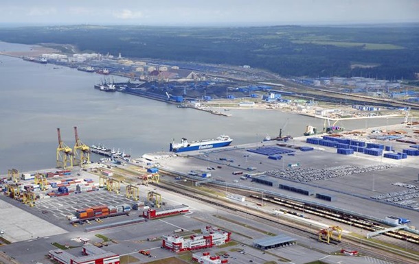 Крупнейший нефтяной порт РФ остановил работу после атаки дронов - СМИ