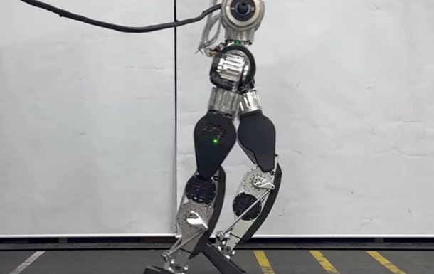 Робот из Южной Кореи выполнил "лунную походку" на видео