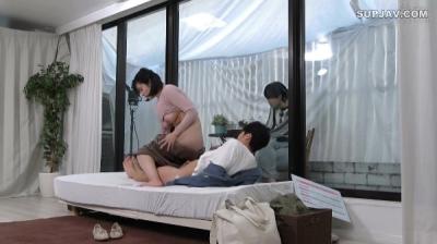 [mosaic_reduce_version] DVMM-248 一般男女モニタリングAV マジックミラーの向こうには実の息子 巨乳のお母さんが童貞で悩む息子の親友と2人っきりの密室で1発10万円の連続射精筆おろしに挑戦